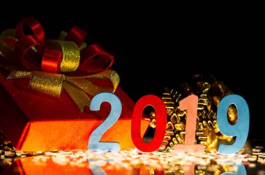 Mutlu yeni yıl 2019 rakam ahşap yansıtıcı yüzey üzerine imal edilir.