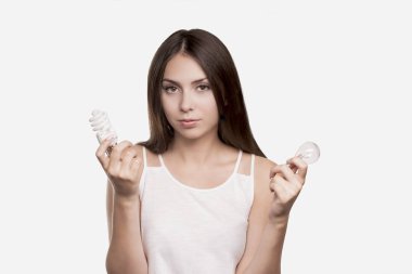 Güzel kız bir Led lamba ve floresan lamba, seçim sorunu. Ekonomi ve çevre dostu