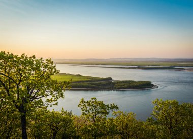Amur Nehri üzerinde sabah erken