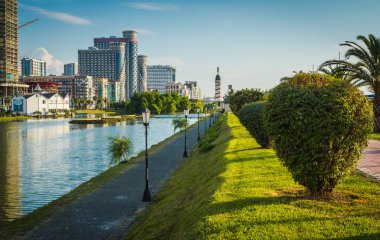 Batum şehir sahil boyunca bir yürüyüş