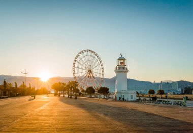 Batum, Acara / Gürcistan - 20 Şubat 2019: eski deniz feneri ve ferris wheel, gündoğumu, sabah erken görünümü.