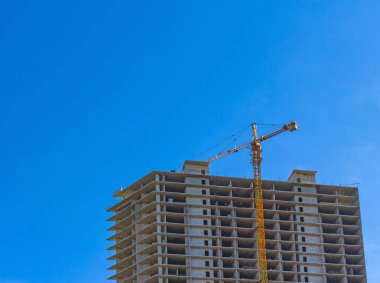 Yeni binalar ve inşaat vinçleri