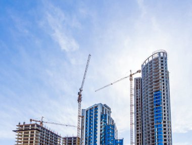 Yeni binalar ve inşaat vinçleri