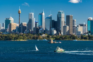 Feribot ve yatlar üzerinden Sydney Harbour Sydney cityscape Sydney Cbd ve Sydney Kulesi