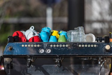 Endüstriyel sınıf kahve makinesi ile parlak renkli bardak ve gözlük Sydney Cbd kafede açık havada