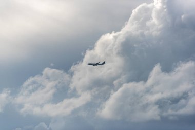 Uçak üzerinde arka plan karşı fırtınalı bulutlar gökyüzünde uçan