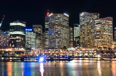 Sydney, Avustralya - 09 Haziran 2016: Darling Harbour canlı Sydney ışık festivali sırasında. Renkli ışıklı Sydney merkezi iş bölgesi gökdelenler ve Cockle Koyu Wharf ve mesire