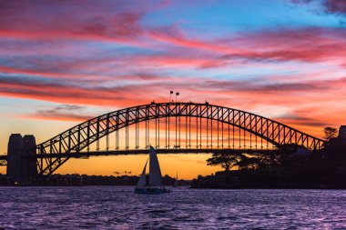 Sydney Harbour bridge arka planda dramatik günbatımı gökyüzü ile