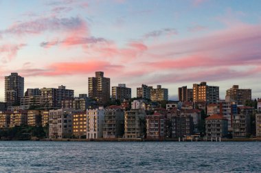 Kirribilli banliyösü güzel günbatımı gökyüzü arka plan ile. Sydney, Avustralya