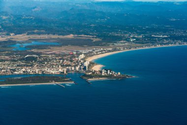 Coolangatta kasaba ve Geenmount plaj havadan görünümü. Gold Coast, Avustralya