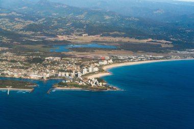 Coolangatta kasaba ve Geenmount plaj havadan görünümü. Gold Coast, Avustralya