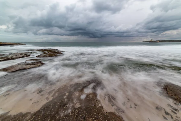 不機嫌そうな空と強力なサーフに劇的な嵐景 クロヌラ オーストラリア 失われた露出 モーション ブラーします — ストック写真