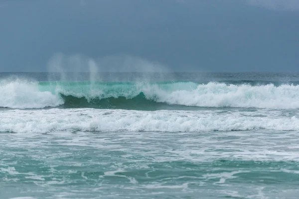 暴风雨的天气与高波浪和灰色的天空在海洋 — 图库照片