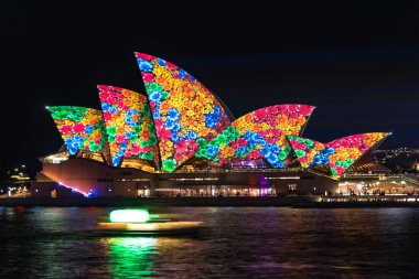 Sydney, Avustralya - 27 Mayıs 2016: Canlı Sydney 2016 ışık Festivali. Işık projeksiyonları üzerinde Sydney Opera Binası