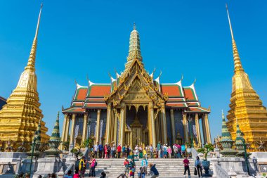 Bangkok, Tayland - 4 Ocak 2016: Grand Palace giriş güneşli turist kalabalığından ile