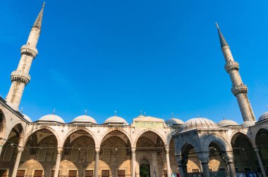 Istanbul, Türkiye - 27 Ağustos 2013: Sultanahmet Camii, Sultanahmed Camii minare güneşli gün ile. Popüler turistik ve Istanbul ünlü turistik spot. Dış atış
