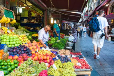 Istanbul, Türkiye - 28 Ağustos 2013: Istanbul Caddesi meyve pazarı turistler ve yerliler ile. Otantik Istanbul sokak hayat sahne