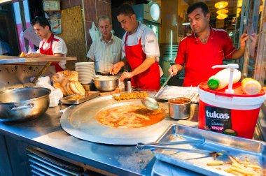 Istanbul, Türkiye - 28 Ağustos 2013: Türk sokak gıda satıcıları üzerinde gece gıda pazarı