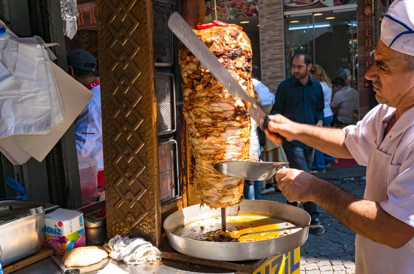 イスタンブール トルコ 2013 トルコのケバブ シェフ グランド バザールの料理人 伝統的なトルコ料理 アラブ ストリート食品ベンダー — ストック写真