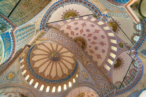 Istanbul, Türkiye - 27 Ağustos 2013: Sultan Ahmed Camii, Sultanahmet Camii NEF karmaşık atlama