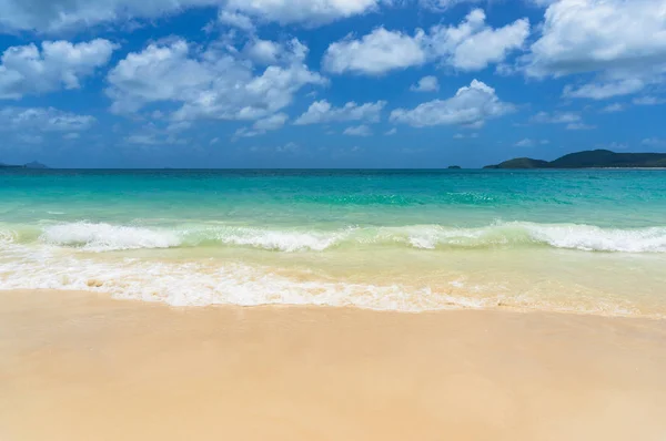 Nádherná Tropická Pláž Moře Vlna Písečné Pobřeží Letní Pozadí — Stock fotografie