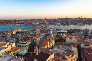 Istanbul tarihi merkezinde hava, dron görüntüleyin. Karaköy, Beyoğlu ve Fatih Galata Köprüsü manzarasına sahip ve Haliç defne. Istanbul, Türkiye