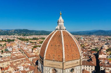 Tarihi binaları ve açık mavi gökyüzü ile Santa Marial del Fiore bazilikanın kubbe havadan panoramik görünümü güneşli. Florence, İtalya