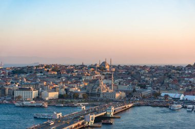 Havadan görünümü Galata Haliç Köprüsü Körfezi ve Eminönü istasyonu. Istanbul, Türkiye
