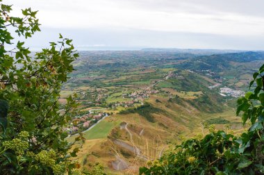 Güzel İtalyan kırsal hava görünümünü. Tepeler, köyleri ve çiftlikleri ile kırsal manzara