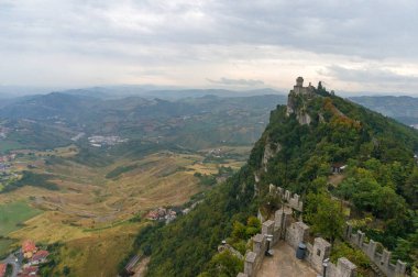 Güzel kırsal manzara ile havadan görünümü ikinci ve üçüncü Towers San Marino. San Marino