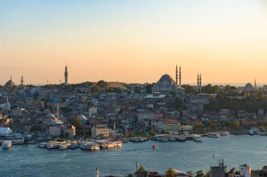 Eminönü İstasyonu altın boynuz defne ile tarihi Fatih bölgesi. Istanbul, Türkiye