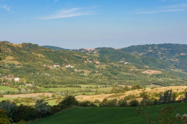 Yeşil alan ve dağa köylerin manzaralı güzel kırsal manzara panorama