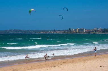 Sydney, Avustralya - 9 Kasım 2014: insan uçurtma ve plajda Cronulla, Avustralya bodyboadring