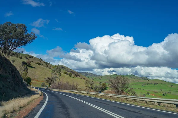 オーストラリアの道路 晴れた日に高速道路 アウトバックのインフラストラクチャの概念 — ストック写真
