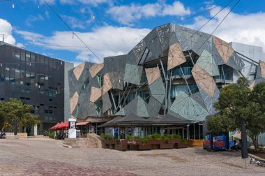 Melbourne şehir merkezi Federasyon Meydanı insanlarla