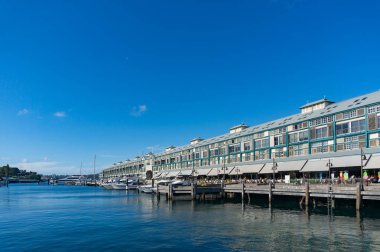 İskele ve bay güneşli mavi su ile