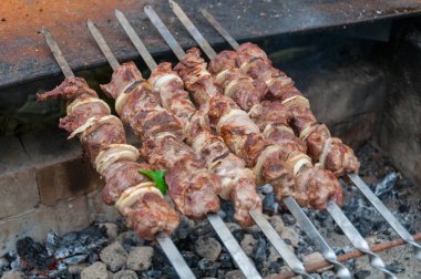 Kömür üzerinde bir sopa et, Barbekü, shashlik, kebap pişirme