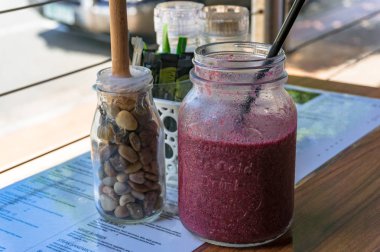 Berry kafede Mason kavanoz içinde duman