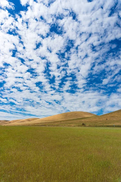 Malerische Landschaft mit weiten Hügeln und Himmel — Stockfoto