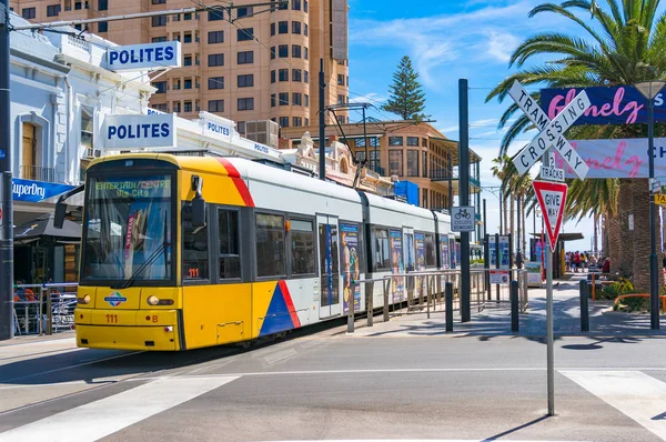 Tranvía amarillo brillante en la plaza Moseley. Glenelg, Australia — Foto de Stock