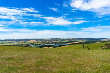 Baraj ile kırsal alan panoramik manzara, güneşli göl