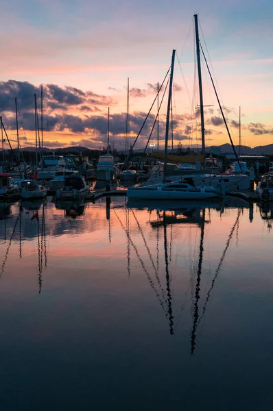 Barcos em uma baía com belo céu pôr do sol no fundo — Fotografia de Stock