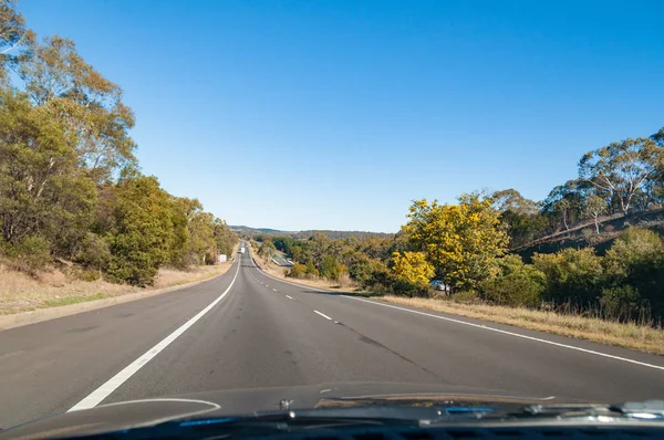Nézd át a páfránylevél szélvédő egy autó a vidéki úton — Stock Fotó