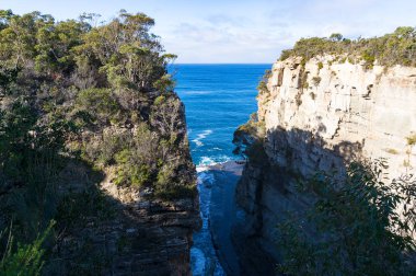Dar okyanus geçiş, yüksek kayalıklarla, dağlar arasında yol. Şeytanlar mutfak geçit Tasman Ulusal Parkı, Tazmanya, Avustralya
