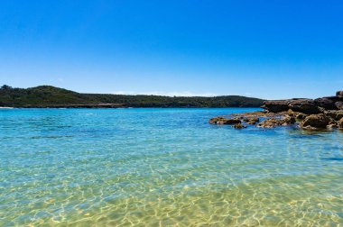 Tropikal lagün masmavi, turkuaz mavi temiz su ile. Beach Tatil doğa arka plan. Hedef beach, Avustralya