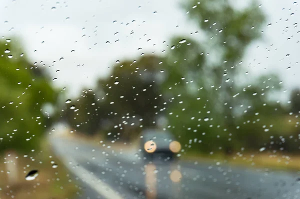 Dešťové Kapky Čelní Sklo Automobilu Rozmazané Auto Mokré Vozovce Jízdy — Stock fotografie