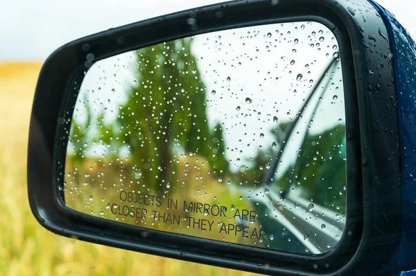 Specchio Retrovisore Con Gocce Acqua Paesaggio Rurale Focus Selettivo Dof — Foto Stock