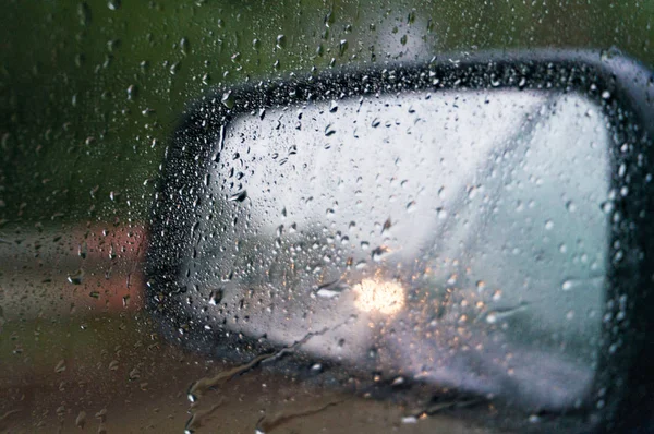Rückspiegel Mit Wassertropfen Und Auto Mit Scheinwerfern Fahren Bei Schlechter — Stockfoto