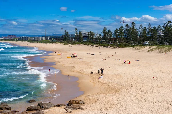Vista Aérea Playa Wollongong Con Personas Irreconocibles Relajándose Tomando Sol — Foto de Stock