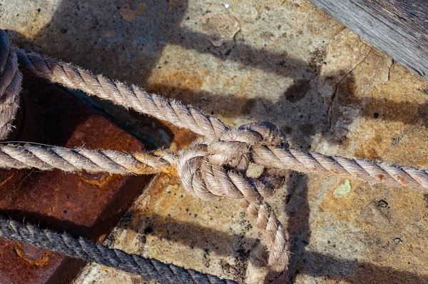 绳子绑在结 游艇停泊细节 — 图库照片